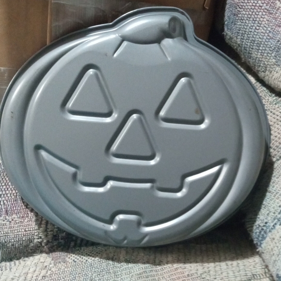 Halloween Pumpkin Shaped Baking Pan New without tags never used - Picture 2 of 2
